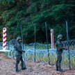 Żołnierze podczas budowy ogrodzenia na granicy polsko-białoruskiej