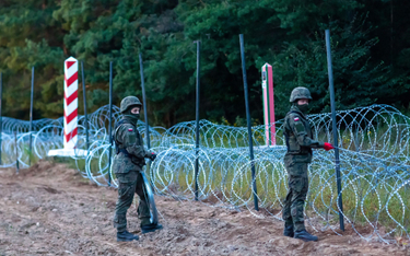 Żołnierze podczas budowy ogrodzenia na granicy polsko-białoruskiej
