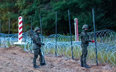 Żołnierze podczas budowy ogrodzenia na granicy polsko-białoruskiej