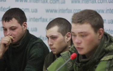 Pojmani rosyjscy żołnierze odpowiadają na pytania dziennikarzy podczas konferencji prasowej zorganiz
