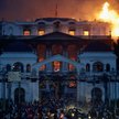 Płonący pałac Singha Durbar, w którym znajdowały się biura rządu nepalskiego. Został on spalony prze