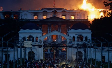 Płonący pałac Singha Durbar, w którym znajdowały się biura rządu nepalskiego. Został on spalony prze