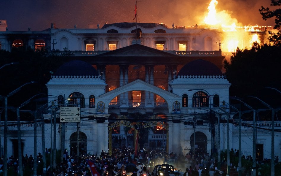 Płonący pałac Singha Durbar, w którym znajdowały się biura rządu nepalskiego. Został on spalony prze