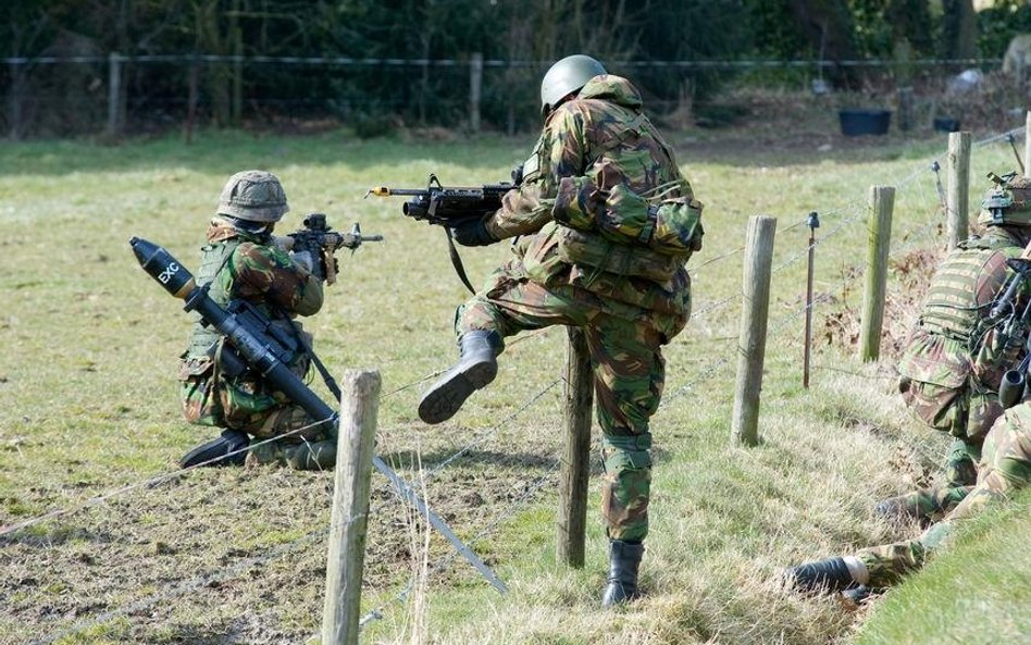 Brakuje naboi, żołnierze krzyczą "pif paf"