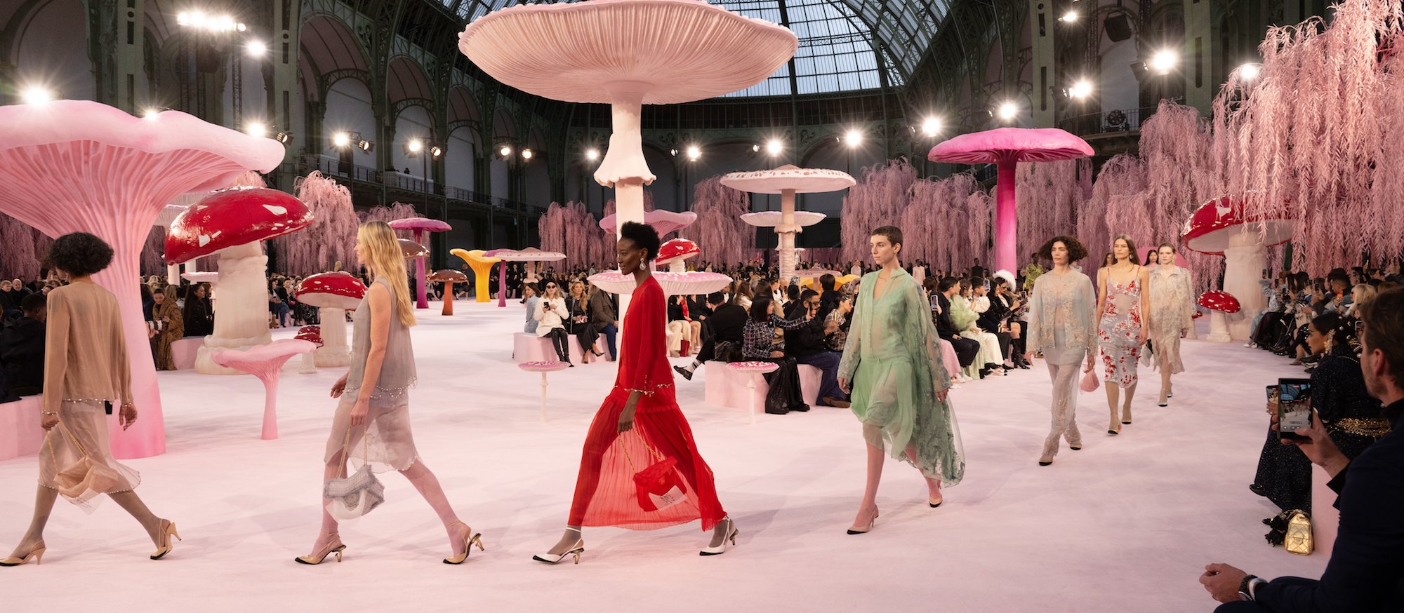 Muchomory i rajskie ptaki. Pokaz haute couture marki Chanel to powrót do natury