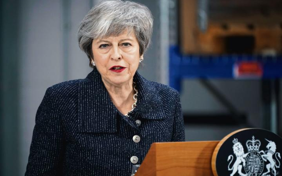 Brytyjska premier Theresa May znów walczy o polityczne przeżycie, a funt oraz londyńska giełda reagu