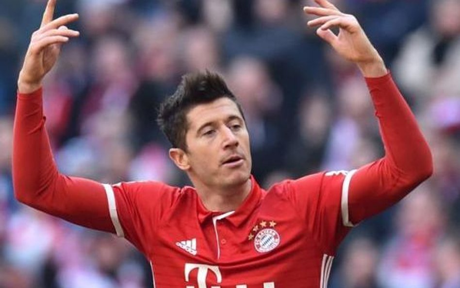 Robert Lewandowski, mimo kontuzji barku, ma nadzieję, że w środę wyjdzie na boisko.