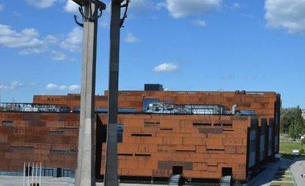 Pomnik Poległych Stoczniowców 1970 upamiętnia masakrę robotników na Wybrzeżu. Odsłonięto go w grudni