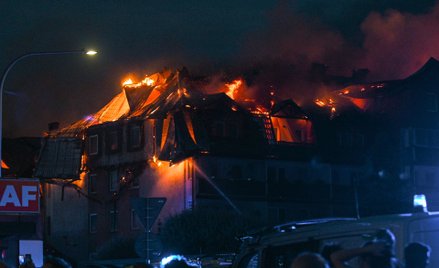 Ogień na dachu domu na osiedlu Kopernika przy ulicy Powstańców w Ząbkach zaobserwowano około godziny