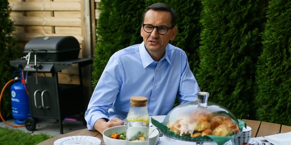 PiS bliski przesilenia. Morawiecki nie rezygnuje z grilla i stowarzyszenia