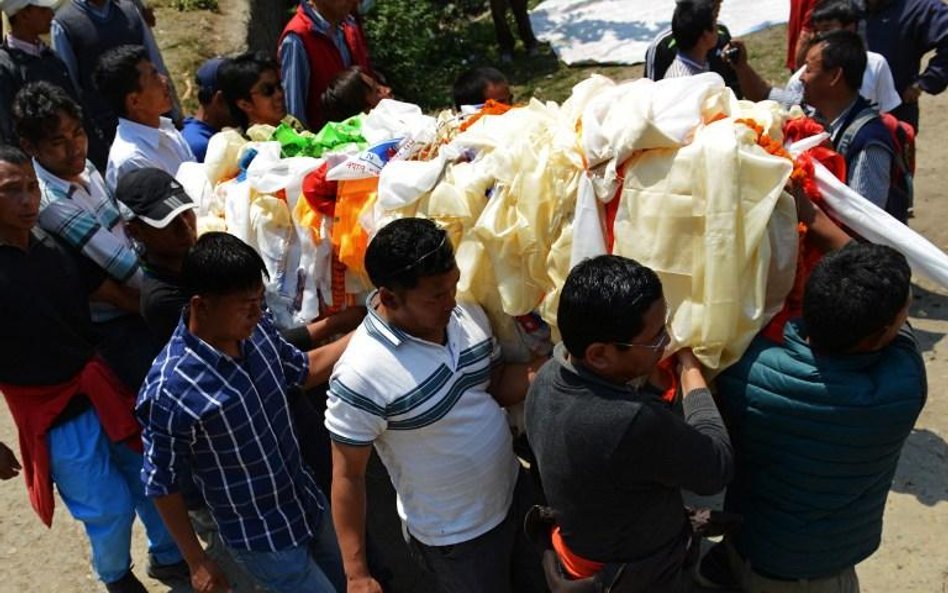 W Kathmandu trwają pogrzeby Szerpów