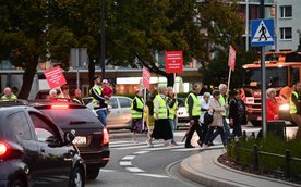 Seniorzy, którzy są główną grupą protestujących, pokazują swoją determinację i upór.