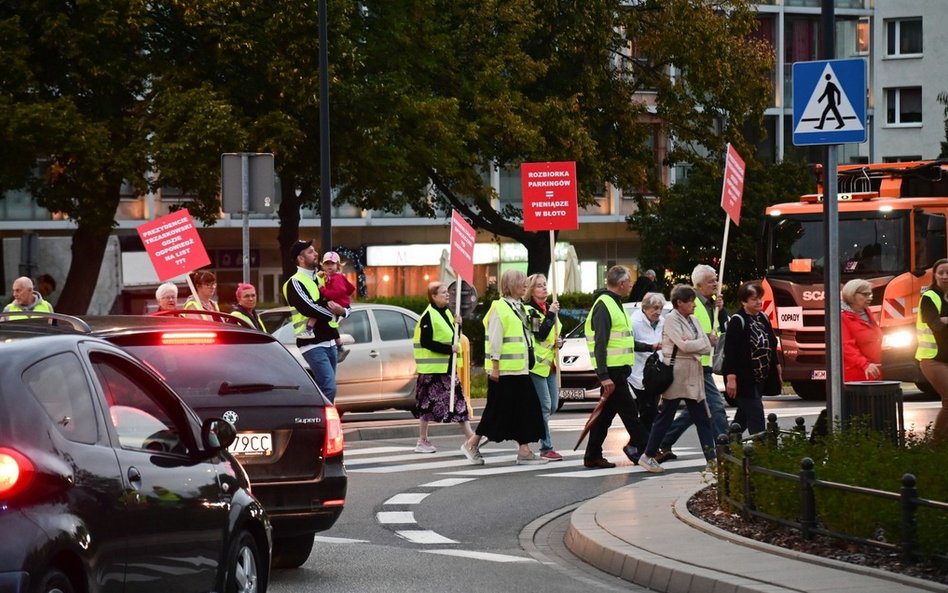 Seniorzy, którzy są główną grupą protestujących, pokazują swoją determinację i upór.