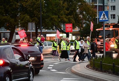 Seniorzy, którzy są główną grupą protestujących, pokazują swoją determinację i upór.