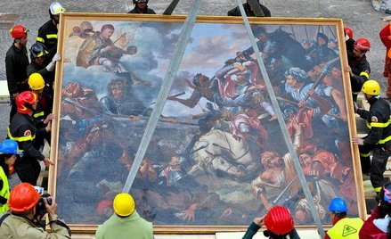 Włochy. Strażacy transportują obraz ocalały z trzęsienia ziemi w Abruzji
