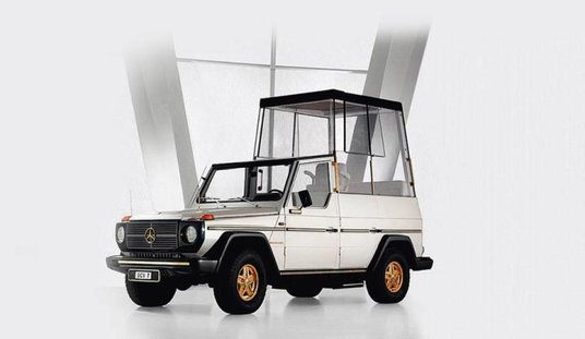 Słynny papamobile Jana Pawła II dziś stoi w Muzeum Mercedesa.