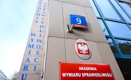 Siedziba Akademii Wymiaru Sprawiedliwości w Warszawie, której były wykładowca miał dopuścić się naru