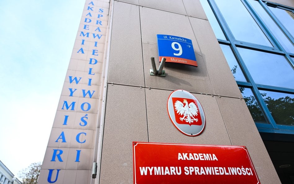 Siedziba Akademii Wymiaru Sprawiedliwości w Warszawie, której były wykładowca miał dopuścić się naru