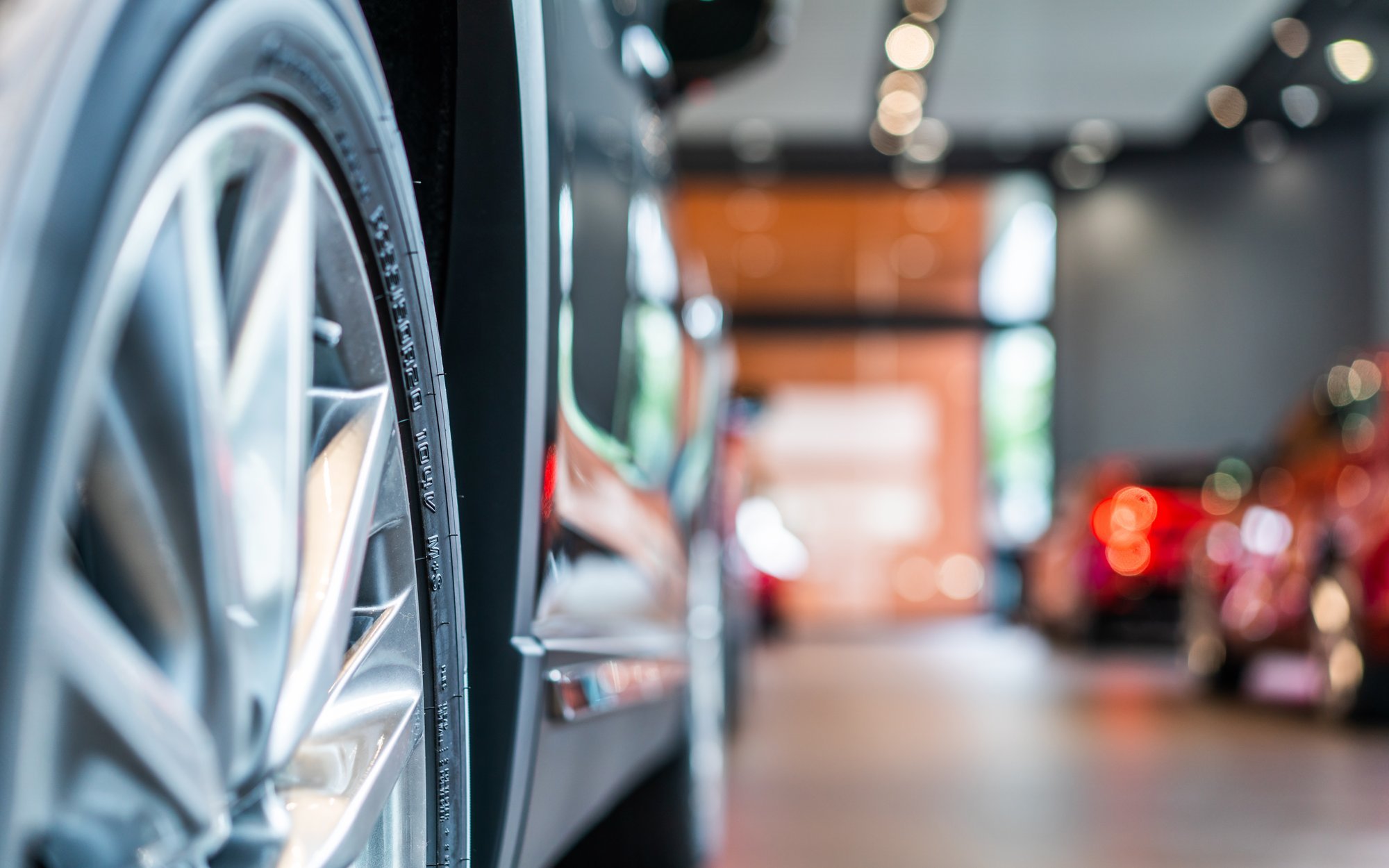 Lis w kurniku: chińska ekspansja wymusza wyprzedaże i cięcia cen aut