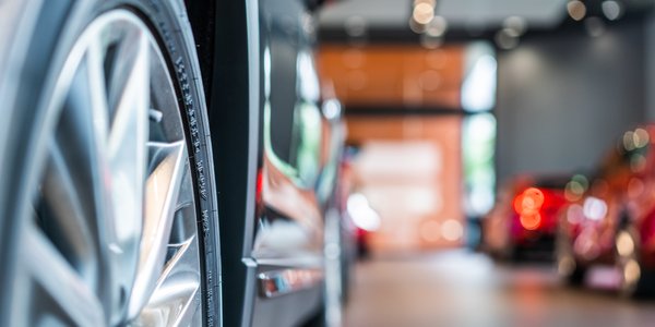 Lis w kurniku: chińska ekspansja wymusza wyprzedaże i cięcia cen aut