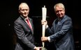 Jerzy Starak odbiera statuetkę nagrody Ossolineum Sume Superbiam Quaesitam Meritis z rąk dr Łukasza 