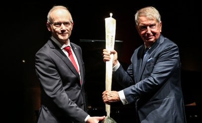 Jerzy Starak odbiera statuetkę nagrody Ossolineum Sume Superbiam Quaesitam Meritis z rąk dr Łukasza 