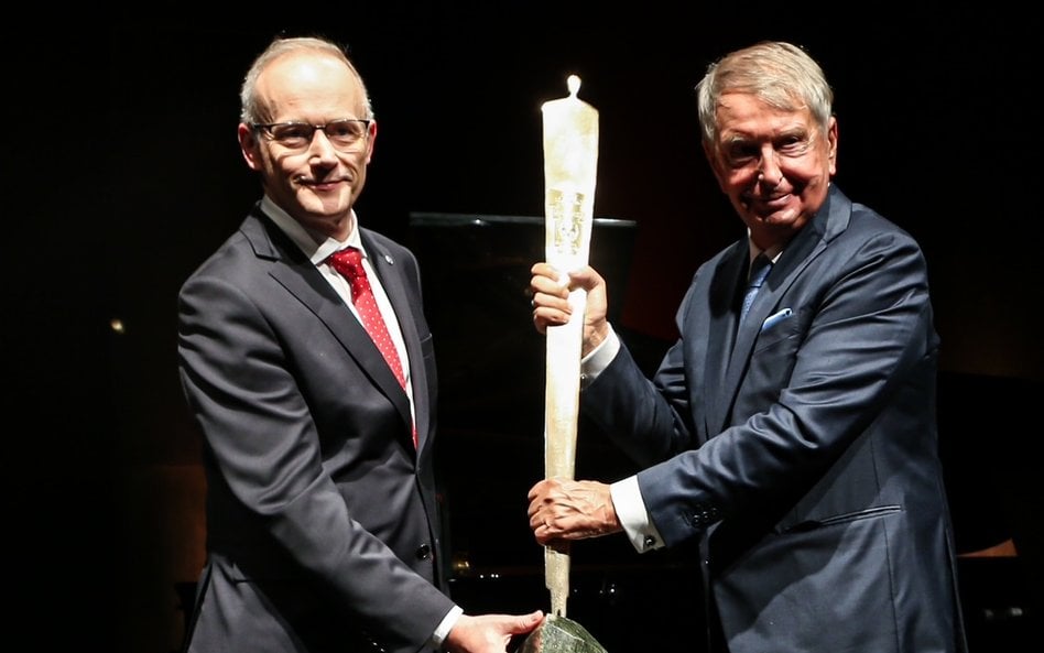 Jerzy Starak odbiera statuetkę nagrody Ossolineum Sume Superbiam Quaesitam Meritis z rąk dr Łukasza 