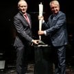 Jerzy Starak odbiera statuetkę nagrody Ossolineum Sume Superbiam Quaesitam Meritis z rąk dr Łukasza 
