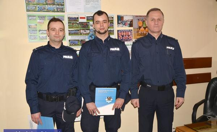 Policjanci, którzy ratowali jednej nocy dwóch desperatów razem z komendantem