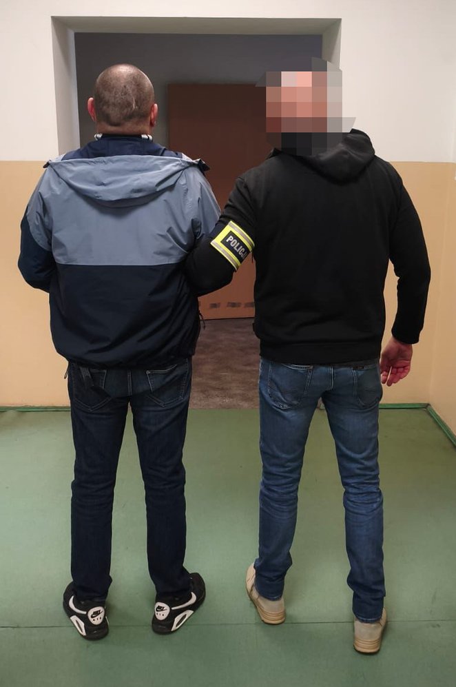 Za popełnione przez zatrzymanych mężczyzn przestępstwa prawo przewiduje karę do 10 lat pozbawienia w