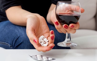 Alkohol i leki: Najbardziej toksyczne połączenia