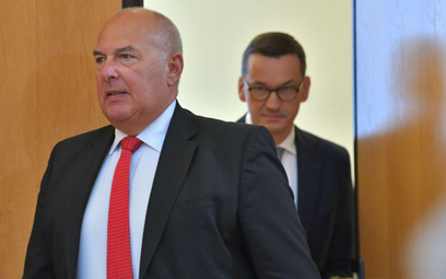 W poniedziałek minister finansów Tadeusz Kościński (na zdjęciu z lewej, z prawej premier Morawiecki)
