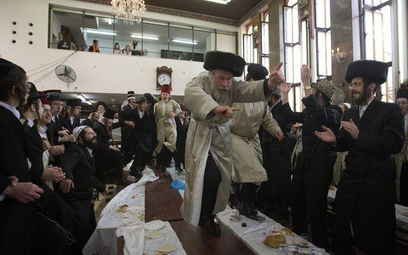Ultraortodoksyjni żydzi podczas święta Purim w Jerozolimie