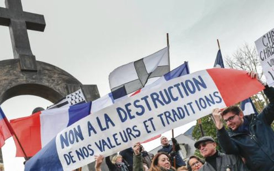 Demonstracja w obronie krzyża na pomniku Jana Pawła II w Ploërmel.