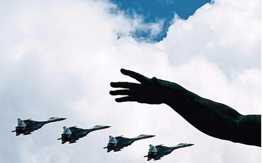 Rosyjskie myśliwce Su-35S na paradzie wojskowej w Moskwie