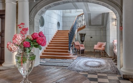 Ozdobą wnętrz pałacowych są m.in. naścienne malowidła z przełomu XVIII i XIX