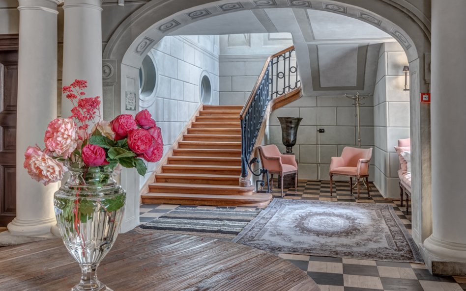 Ozdobą wnętrz pałacowych są m.in. naścienne malowidła z przełomu XVIII i XIX