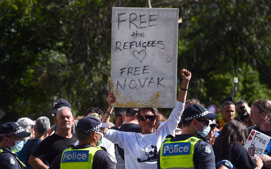 Prawnicy Djokovicia walczą. Serbowi grozi 3-letni zakaz wjazdu do Australii