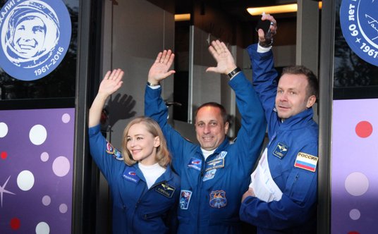 Od lewej: aktorka Julia Peresild, kosmonauta Anton Szkaplerow i reżyser Klim Szypienko