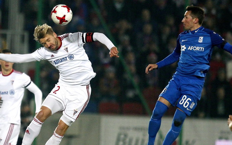 Górnik - Lech 3:1. Szymon Matuszek (Górnik, z lewej) i Radosław Majewski (Lech) PAP/Andrzej Grygiel