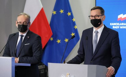 Premier Mateusz Morawiecki (P) oraz minister zdrowia Adam Niedzielski (L)