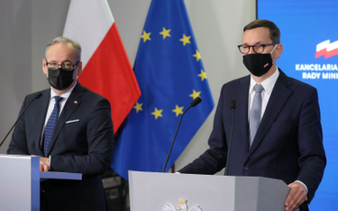 Premier Mateusz Morawiecki (P) oraz minister zdrowia Adam Niedzielski (L)