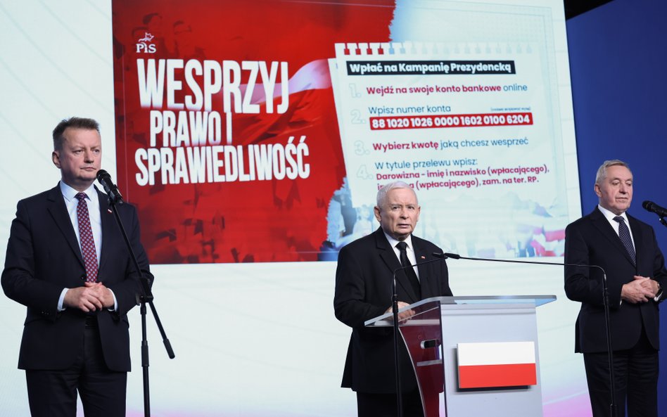 Przewodniczący KP PiS Mariusz Błaszczak, prezes Prawa i Sprawiedliwości Jarosław Kaczyński i skarbni