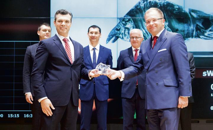 Ben Stoikovich (z lewej), prezes Prairie Mining, odbiera statuetkę byka z rąk Grzegorza Zawady, wice