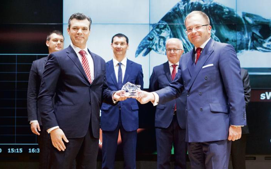 Ben Stoikovich (z lewej), prezes Prairie Mining, odbiera statuetkę byka z rąk Grzegorza Zawady, wice