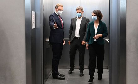 Przywódcy koalicjantów (od lewej szef FDP Christian Lindner oraz Robert Habeck i Annalena Baerbock z