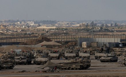 Pojazdy wojskowe Izraela manewrują w Strefie Gazy, 18 września 2025 r.