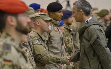 Sekretarz generalny NATO Jens Stoltenberg w bazie szkoleniowej NATO w Mazar-e-Szarif w Afganistanie 