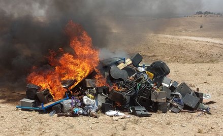 Afganistan. Ognisko z "niemoralnych" instrumentów muzycznych