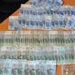 Dopalacze i pieniądze znalezione w mieszkaniu handlarza